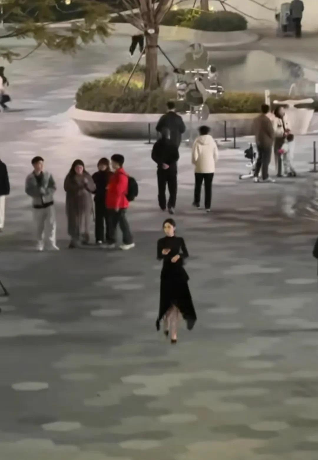 还是那句话，气质到位十米开外就能发现你是个美女。
发现了一个和刘诗诗风格很像的美