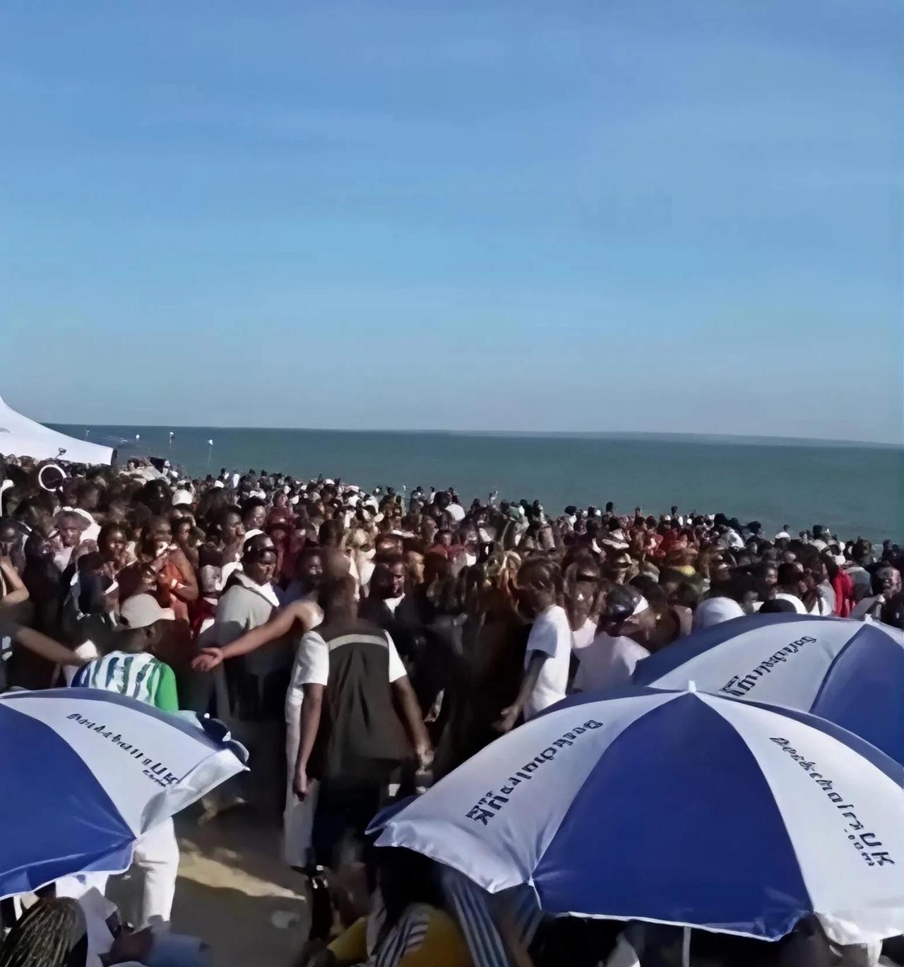 英国人称，贝克斯希尔海滩是属于我们的，却被你们给挤占了。
黑人们则讲，你瞧这乌压
