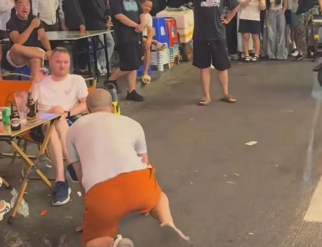 犯众怒了！吉林长春，一男子和别人吵架时，旁边有人就说了他一句“让外国人看笑话”，