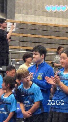 不经意拍到的小插曲，这个画面太美好了！
萌萌的东东抿着嘴，主动和小孩儿击掌，温柔