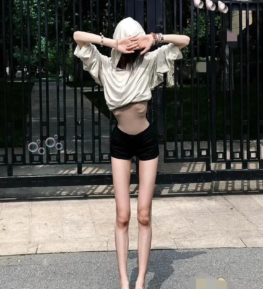 天呐，头一回看到这么清晰的肋骨呢，网上确实有好多H型的瘦身材啊！其实健康才是最为
