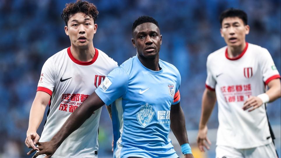 中超：大连英博0-2成都蓉城，宋岳失误酿失球，费利佩、甘超破门，元敏诚染红