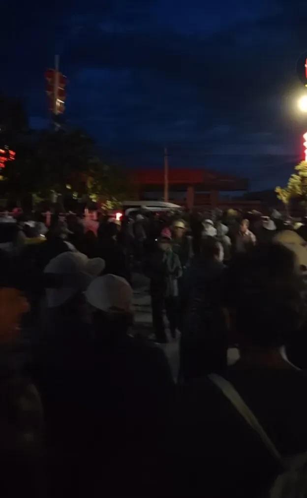 大家千万不要去新疆北屯干地里农活日结工了。去了都是人多活少，工价低的离谱。从早上