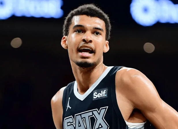 NBA常规赛马刺客场对阵凯尔特人的比赛已经结束。全场战罢，马刺以100-95战胜