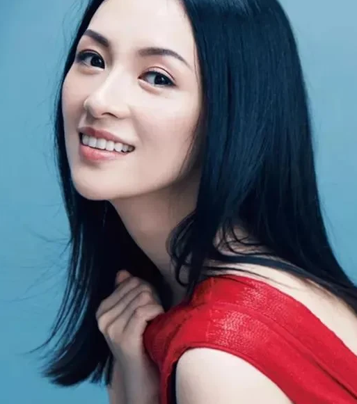 拍《我的父亲母亲》之前，章子怡被剧组送去农村住了两个多月，两个月后剧组再去农村看