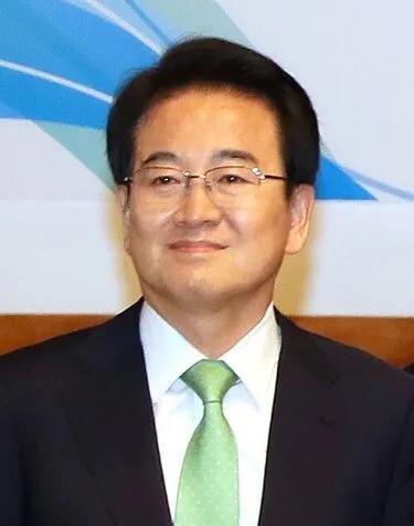 6月11号，李在明拟任的统一部长官郑东泳接受了韩国媒体的采访，提到了“台湾有事不