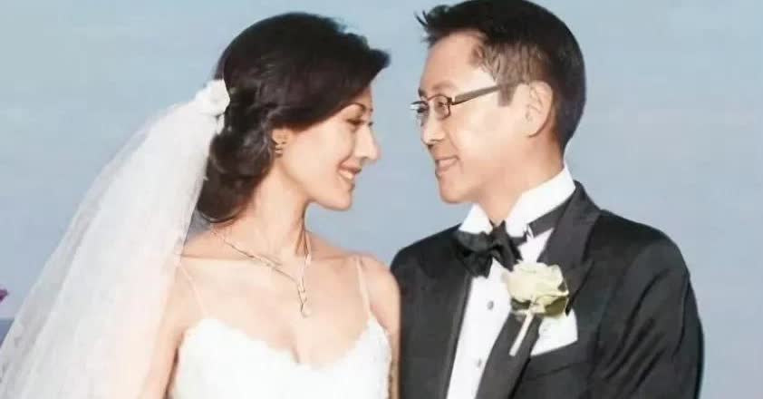 李嘉欣嫁给“最穷富二代”许晋亨，看似女方洋洋得意胜利，实际男方比她精明。李嘉欣现