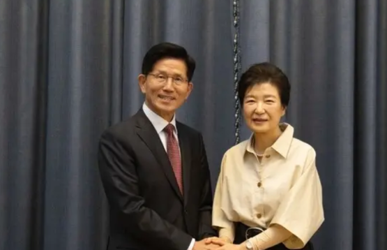 朴槿惠会见金文洙：放下委屈，团结一心赢得胜利

据悉，24日，韩国前总统朴槿惠在