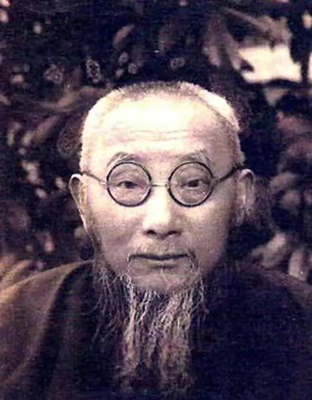 [胡瓜]1938年，南京的陶锡三为升官发财，邀请日军到家中饮酒作乐。
1938年