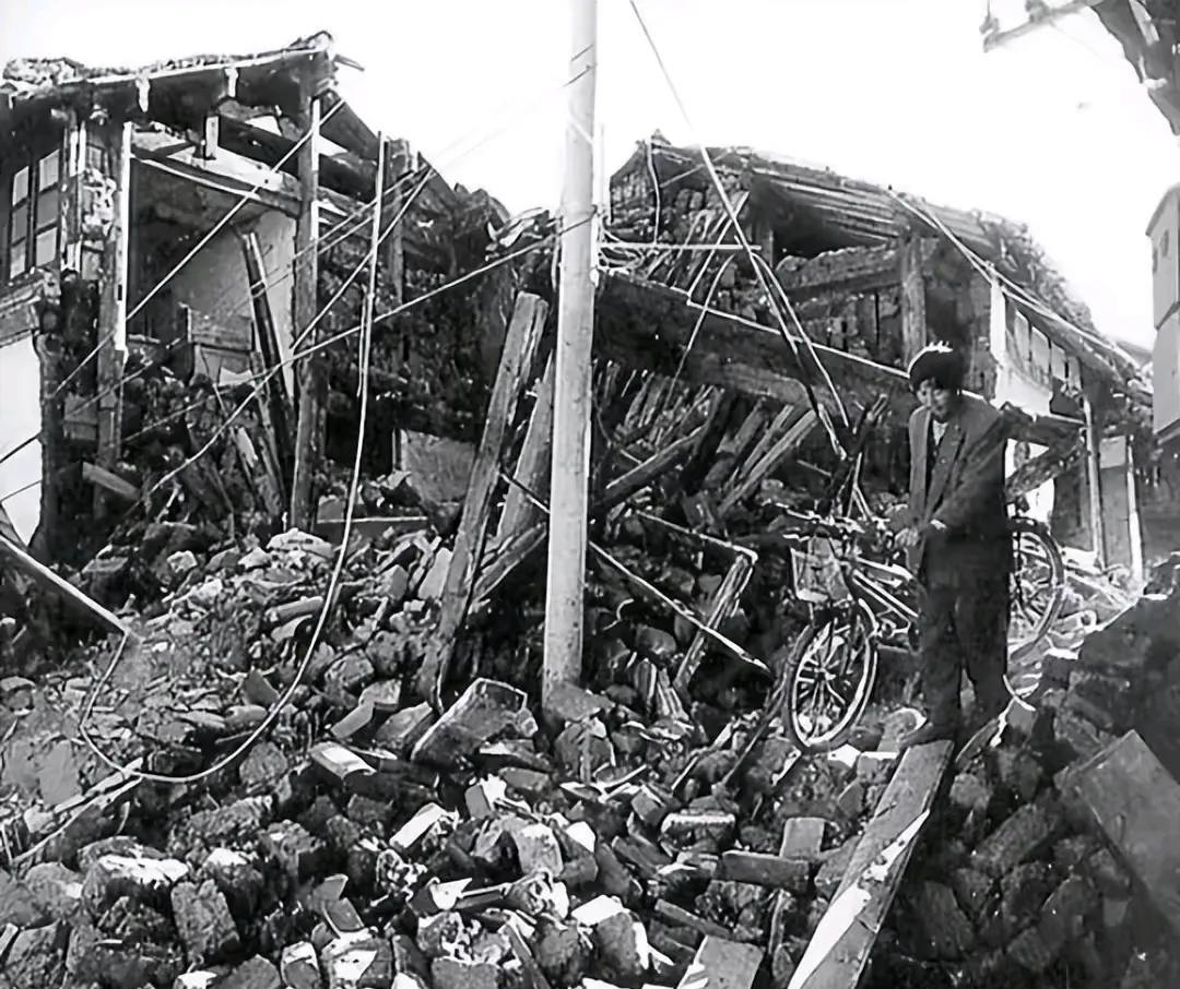 1970年云南地震，14女兵被1老兵徒手救出，45年后得知老兵做了月薪1200元