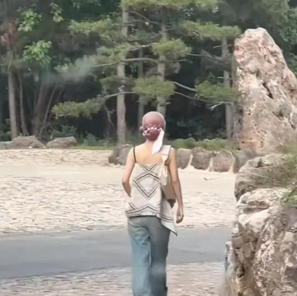 天呐，居然偶遇赵丽颖！咱秉持客观态度，不吹嘘也不抹黑，就她那背影，乍一看真还比不