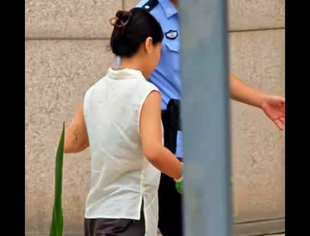 熊磊的着装实在是一言难尽，出庭这么严肃的事情，穿得跟逛街似的。

白色上衣透