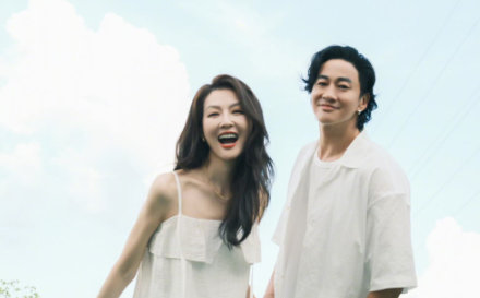 何润东和妻子太甜了，太恩爱了，这狗粮撒的一般人接不住。

之前还以为何润东的老婆