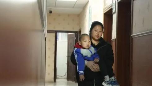 哥哥带回一个媳妇，在孩子两岁时跑了，妹妹成了孩子的“妈妈”