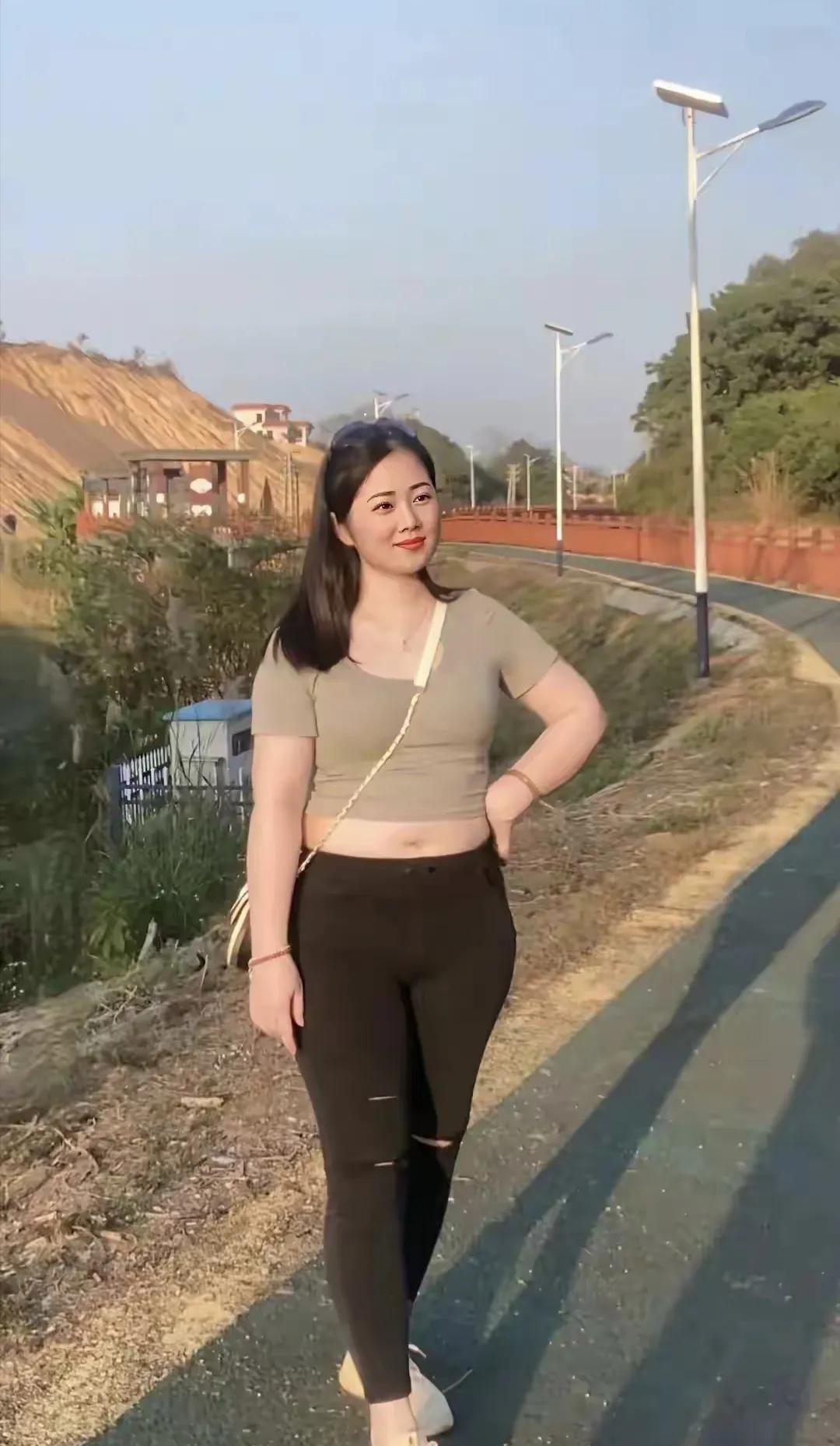 瘦不露骨，丰不垂腴，这样的女子已然不多了。如果还能眼里有光，嘴角带俏，胸有成竹，
