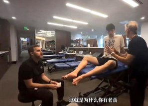 中国篮球的曙光！
杨翰森第16顺位被开拓者选中，妈妈全程只叮嘱