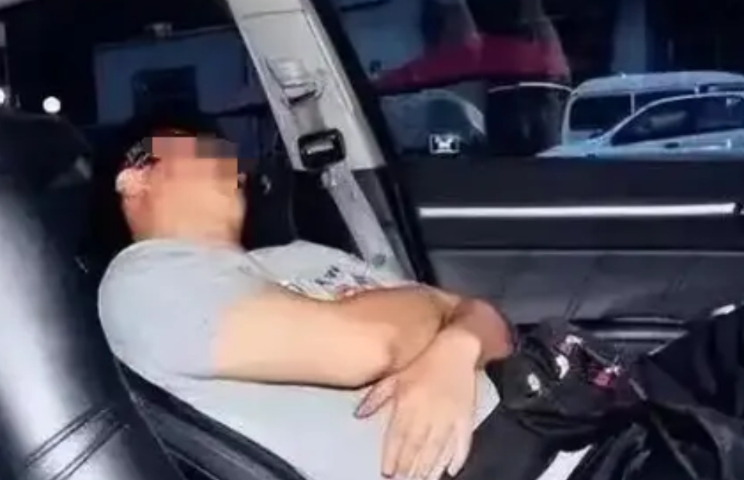 “我在车里睡觉，凭啥认定我是醉驾？”男子喝酒之后在车内休息睡觉，并没有开车，正巧