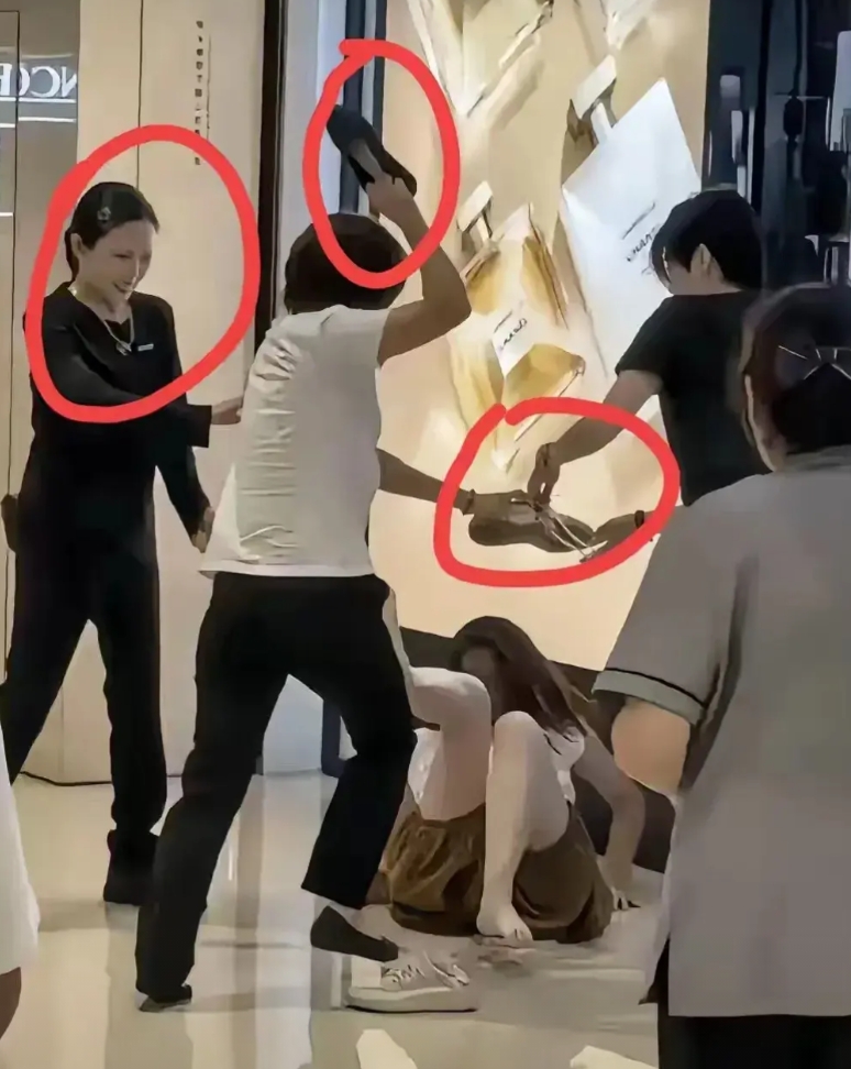 合肥万象城柜姐殴打顾客，7个万万没想到：
1:  万万没想到，一句买不起就别拍！