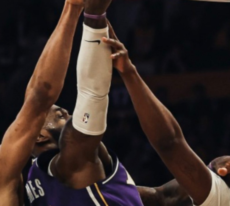 詹姆斯不满湖人对阵雄鹿的裁判报告。NBA官方公布了湖人对阵雄鹿的裁判报告，报告当