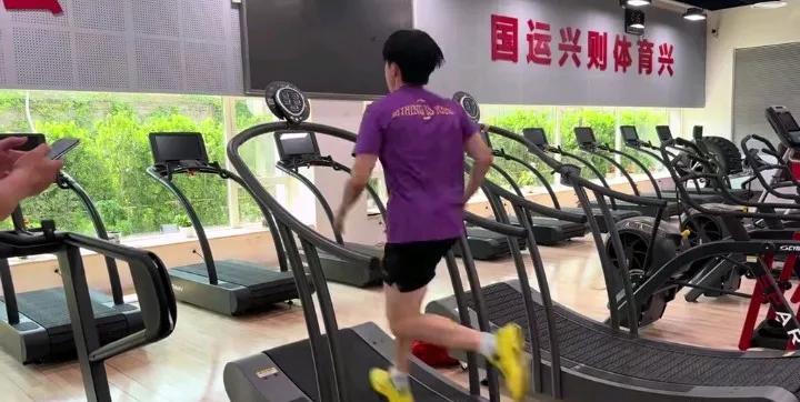 什么时候都是训练到场馆空无一人，一个人还在补课！这么自律、这么拼，活该你赢[耶]