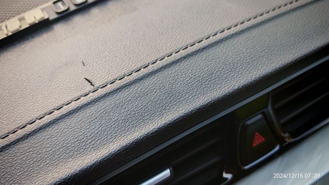 吉利帝豪领军版
帝豪领军版五年出头，驾驶室台面皮革就这样裂开了，无语的很。唉，伤