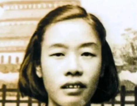 几年前，盛国玉还是个出身富裕家庭的娇小姐，锦衣玉食，生活无忧。可她偏偏选择了另一