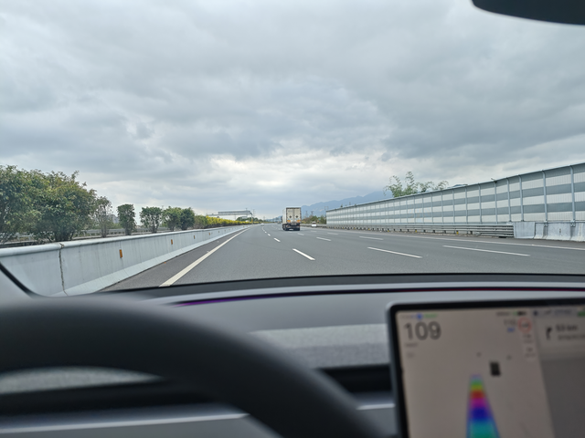 特斯拉焕新版model Y真实续航分享
焕新Model Y踏浪阳江行
清晨启动焕