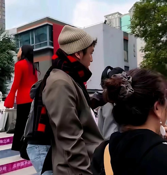 雷佳音好像一个胖头娃娃，怎么想的，围了围脖，戴着帽子，看起来就剩头部啦，怪不得被