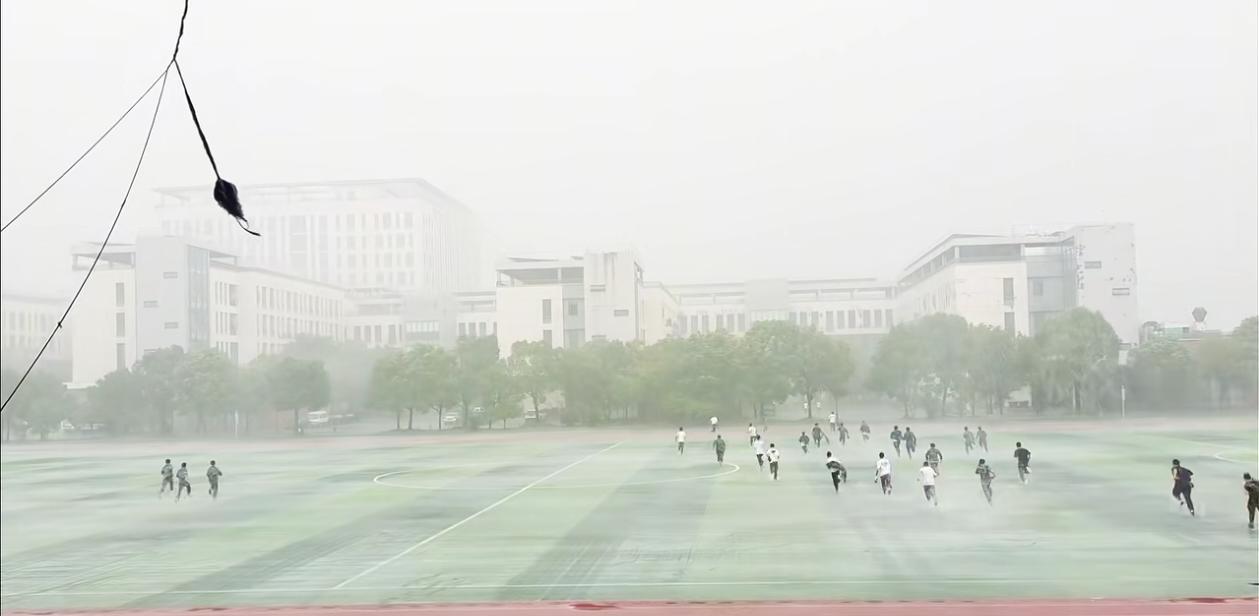 这届00后年轻人活出了所有人羡慕的样子，
一个人叫淋雨，一群人叫青春，
扬州市某