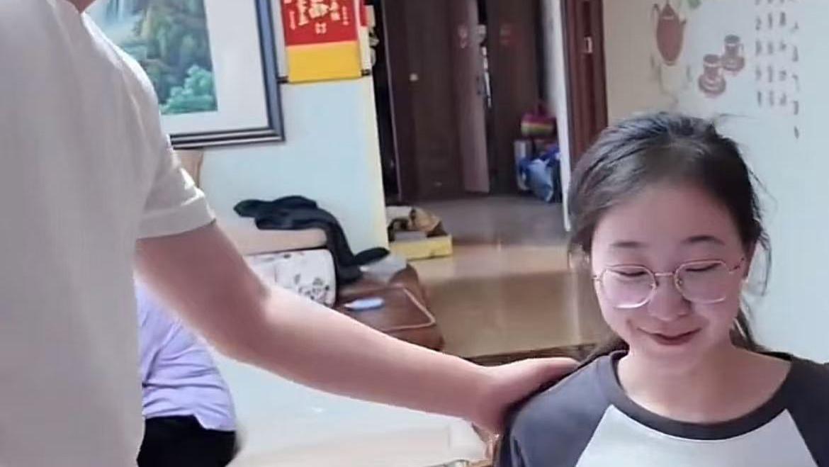 女生高考后，姐夫赠送“考完三件套”，花费两三万，评论区炸锅！