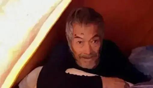 “抛弃妻女的老渣男！”，2022年，一位满头白发的上海老人坐着轮椅，搭乘飞机从美