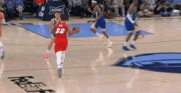 #nba# 勇士哑巴吃黄连，裁判向着灰熊队啊。
这球怎么能吹勇士犯规呢，这球明显