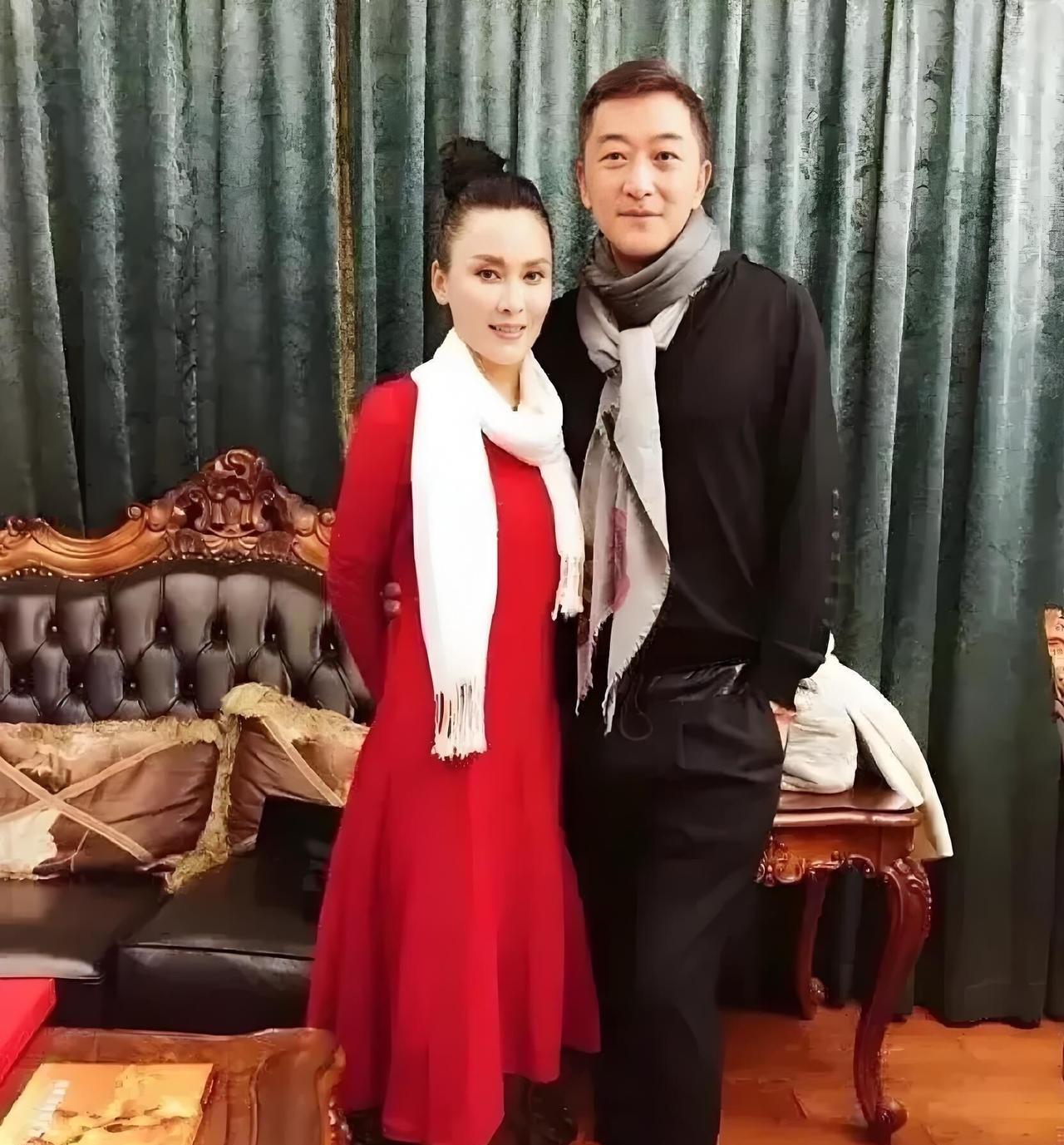 这一对明星看着好眼熟，可是看了半天我叫不出他们的名字。早些年他们演的很多角色，都