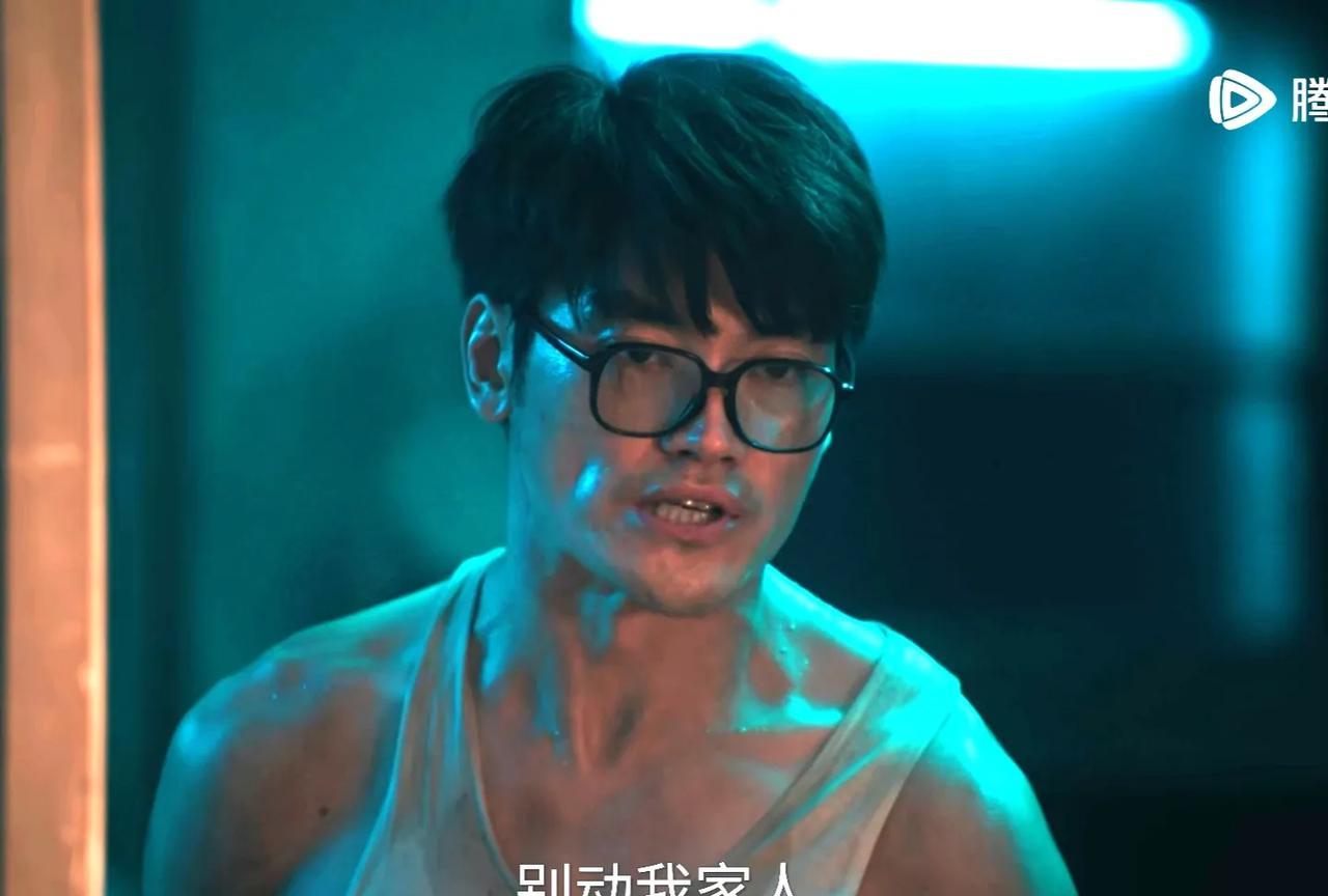 《扫毒风暴》里真正的狠人出现了，竟然是“不显山不露水”的他!
放高利贷的豹哥来到