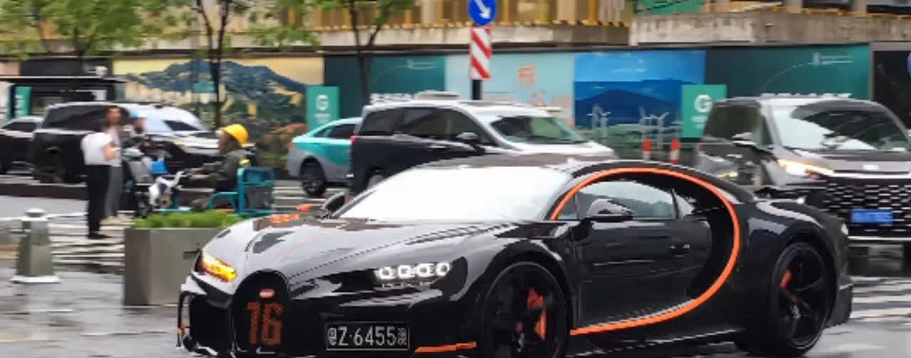 汽车界现在可太有意思了。7000万的布加迪百米加速2.4秒，50万的小米SU7 