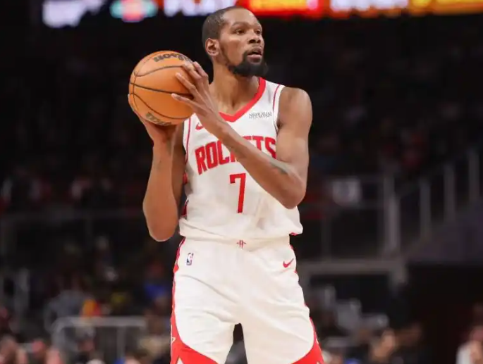 杜兰特还是在体系之外游离
五毒卡的体系是防守和冲抢老板，他的体系里申棍更适合打四