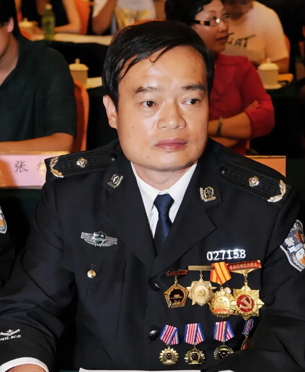 1990年，24岁的缉毒警察明正彬，打入毒贩内部。哪料，在一次交接货时，一名警察