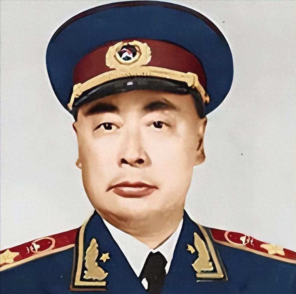 陈毅明明不符合授衔条件，为何周恩来力荐陈毅当元帅，还破了一例
1955年，北京。