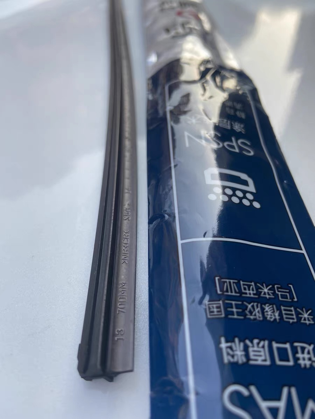 第一次用这种方式换雨刮
给我三年车龄的本田XRV第一次换个雨刮，这次只换胶条保留