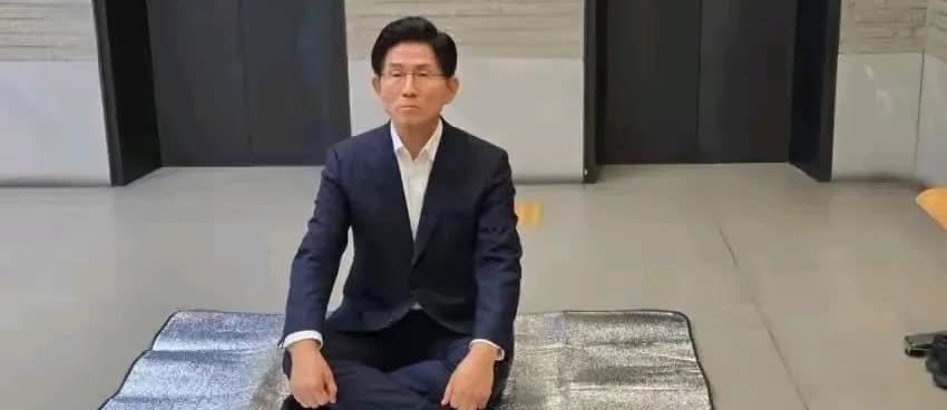 金文洙为了抗议，金建希特检组对国民力量党内部的强制搜查，进行无限期静坐。
金文