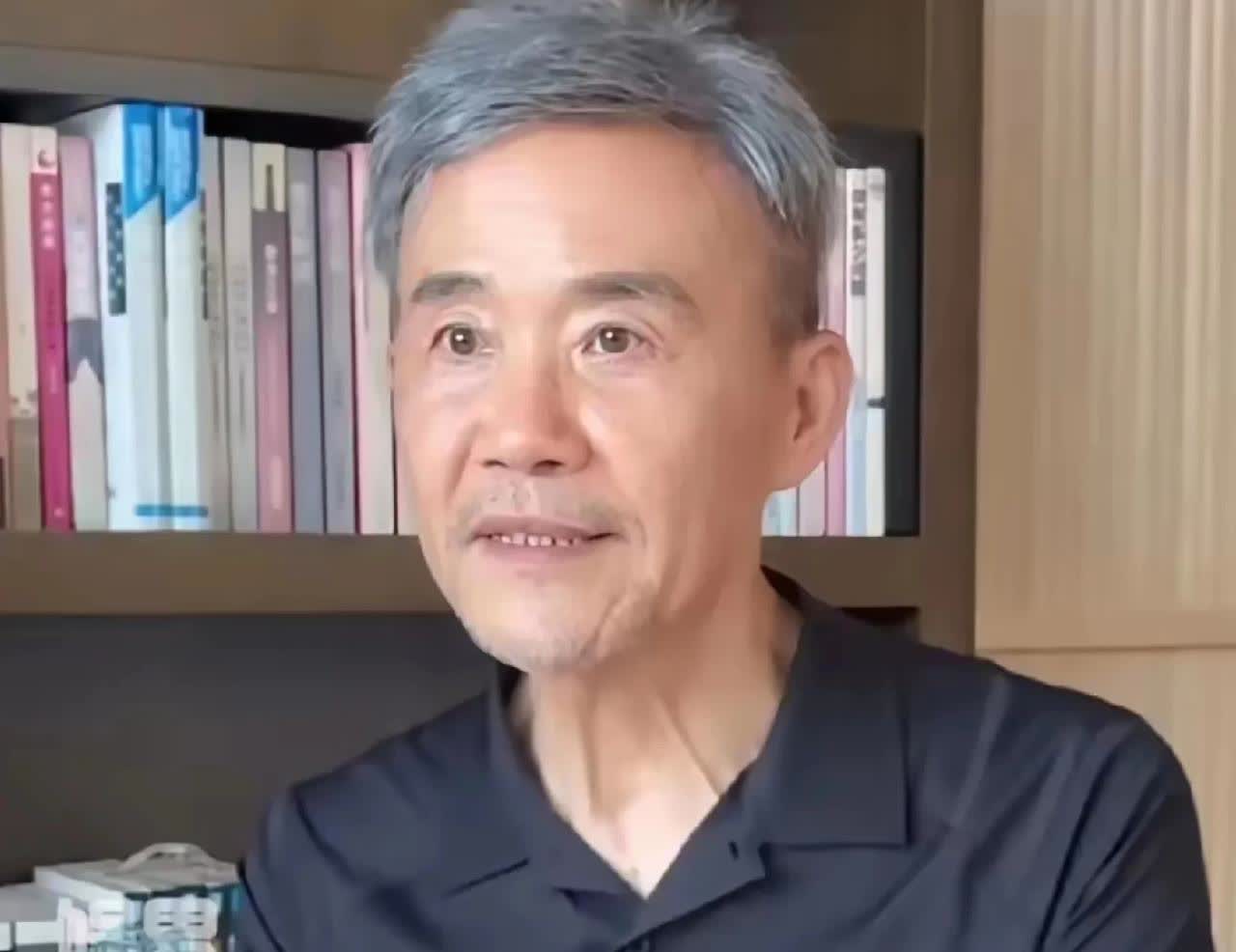 当年的地产大亨王石与小娇妻在一块时，老是缺乏自信。
为了和小媳妇更般配些，死命