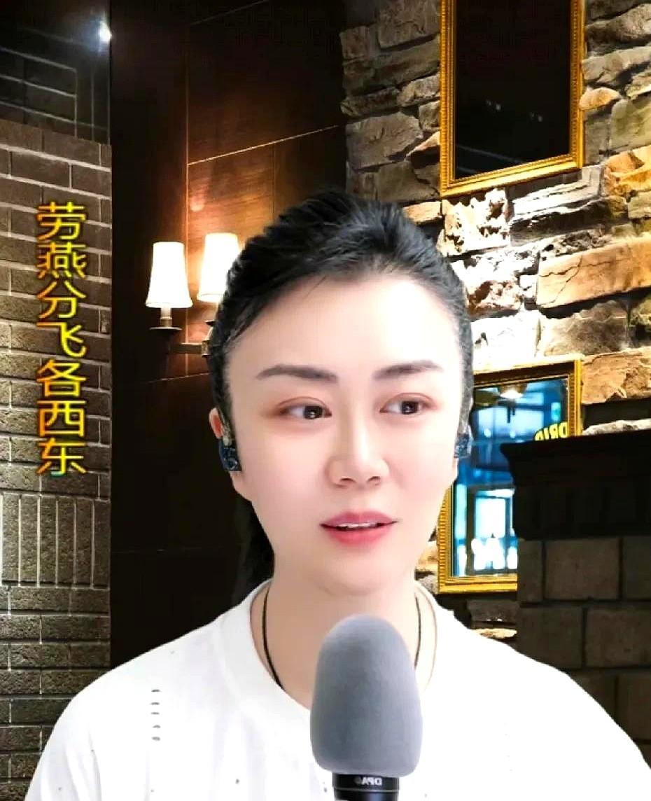 6月27日晚，孙媛刚开播就有人过来带节奏，询问二饼力哥在北京活动情况。
孙媛严正