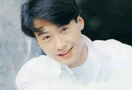 1995年，处于演艺低谷的黎明在演唱会上哭起来说：我很感谢你们给我一个28岁生日