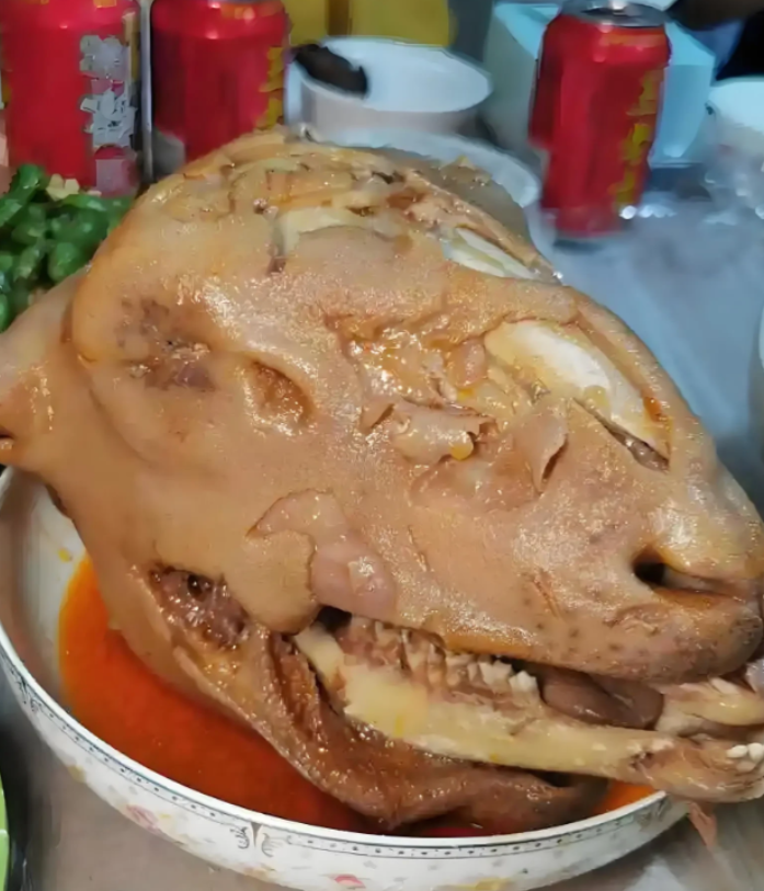 上海惊现"蛆虫羊头案"！男子吃吐一夜告店家，法院判赔千元

花81块点个卤羊头，