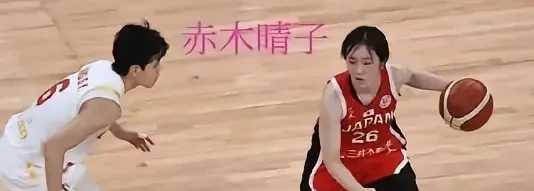 开场3分钟21分，27分钟只拿6分！
日本女篮王牌射手，把比赛打成过山车。
打中