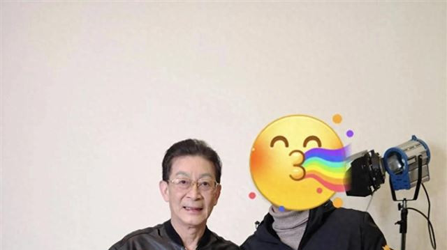 65岁六小龄童现身济南，穿一身红衣，戴着红领巾，耍金箍棒好厉害