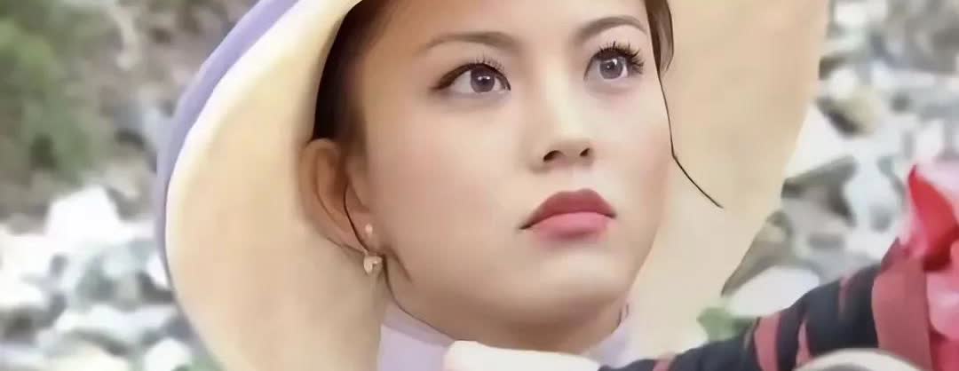 李湘年轻时比关之琳李嘉欣还美，只不过身高不如她们俩。那时候的李湘也是火的一塌糊涂
