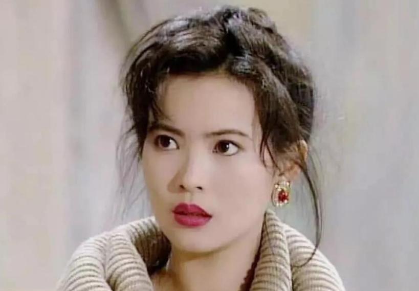 知名女星蓝洁瑛流落街头，成奎安看见后于心不忍，她来到蓝洁瑛家附近的一个饭店，拿出