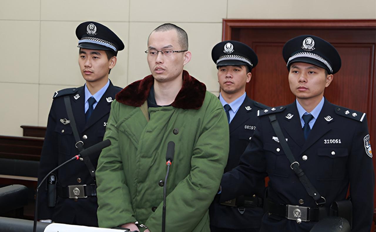 2013年，复旦高材生林森浩向饮水机中投毒，毒死舍友，随即被判死刑。法庭上，为何