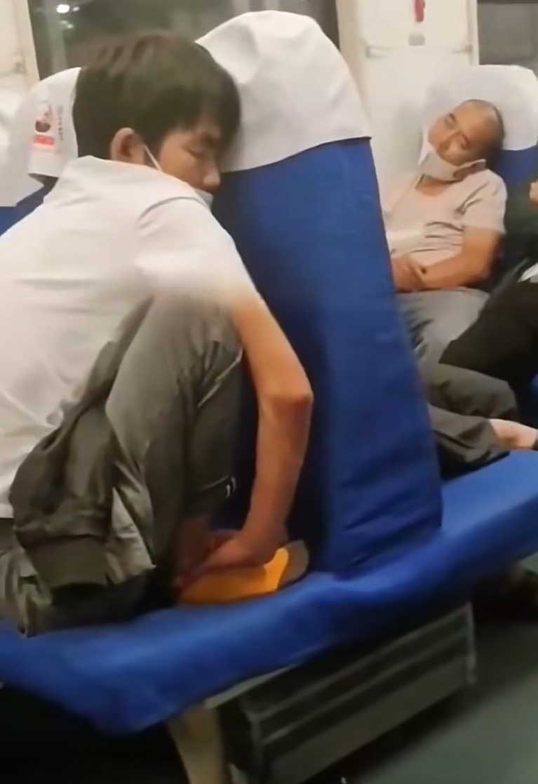 这样也能睡着也是真的厉害！